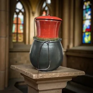 Keraminė urna laidojimui kape arba kolumbariume. Laidojimo paslaugos Kaune. Kremavimo paslaugos Kaune. Kremavimo kaina Kaune. Kremavimo kaina Vilniuje. Laidotuviu kaina Kaune