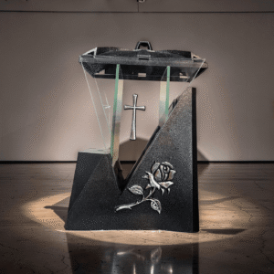 Kapų žvakidė su rože ir kryželiu – elegantiška atminimo žvakidė kapams. Simbolizuoja pagarbą, meilę ir amžiną prisiminimą.