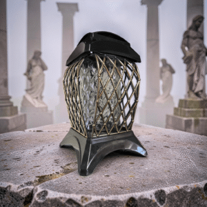 Kapų žvakidė su aukso dekoru – elegantiška ir ilgaamžė atminimo žvakidė kapams. Simbolizuoja pagarbą, meilę ir amžiną prisiminimą.