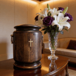 Pastaraisiais metais Lietuvoje vis daugiau žmonių renkasi kremavimą ir laidojimą su urna. Tai modernus, praktiškas ir vis labiau priimtinas sprendimas, derinantis tradicijas su šiuolaikiniais poreikiais.